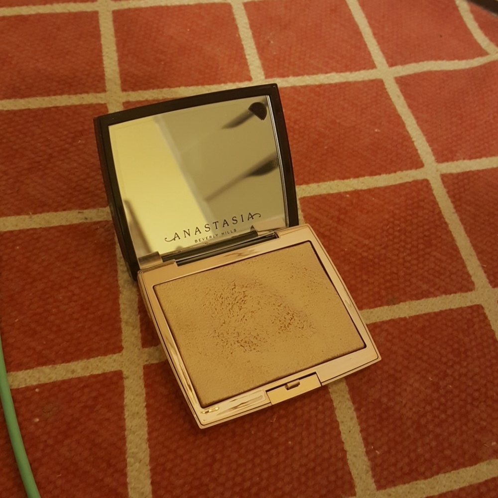 Anastasia x Amrezy Highlighter